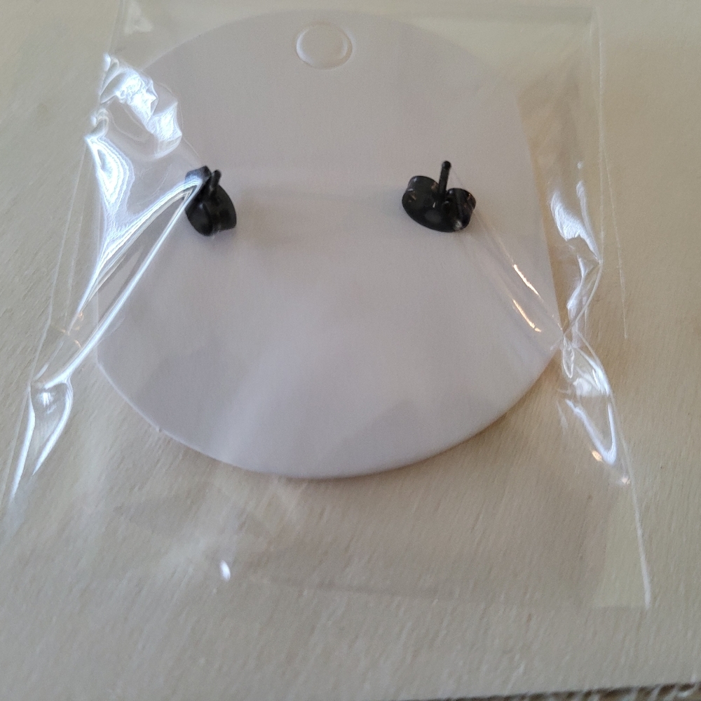 2/20$ 🐧 Black Penguin Stud Earrings ✨️ - Picture 7 of 9